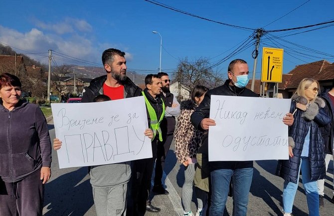 Roditelji inficiranih beba blokirali put Bijelo Polje - Ribarevine u znak protesta