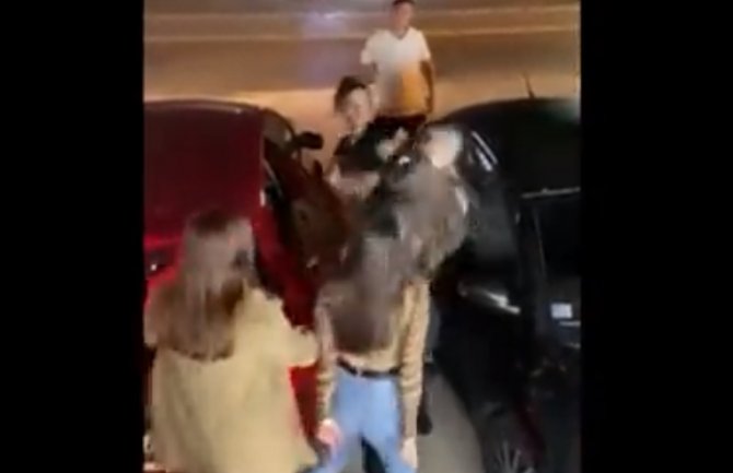 Tuča djevojaka u Budvi: Sukob na parkingu nakon verbalne rasprave(VIDEO)