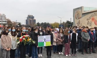 Đaci u Skoplju maršom odaju poštu drugarima stradalim u Bugarskoj