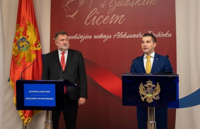 Bečić i Gandel otvorili izložbu u čast 100. godišnjice rođenja Aleksandra Dubčeka