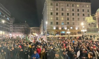 Protest u Beogradu: SNS zloupotrijebio državu kako bi huliganima omogućio da rade šta god hoće.