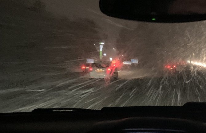 VB: Više od 60 ljudi zarobljeno u pabu zbog mećave