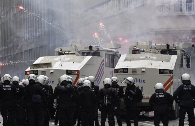 Stotine ljudi na ulicama Brisela zbog korona mjera, policija vodenim topovima i suzavcem na demonstrante(VIDEO)