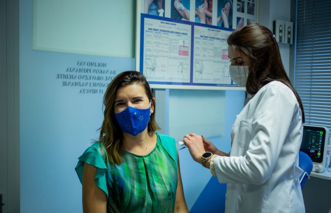 Popa primila treću dozu vakcine: Vakcinišite se, ne ugrožavajte zdravstveni sistem
