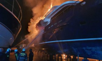 Tivat: Požar u marini, vatra zahvatila dvije veće jahte(FOTO)