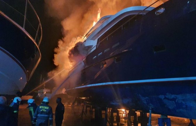 Tivat: Požar u marini, vatra zahvatila dvije veće jahte(FOTO)
