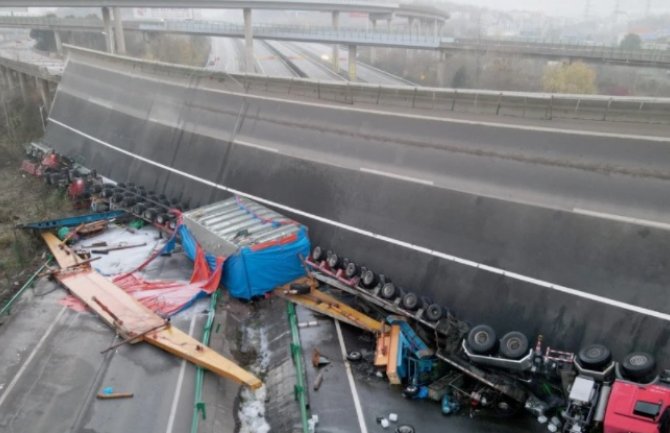 Dio nadvožnjaka pao na autoput, četvoro mrtvih