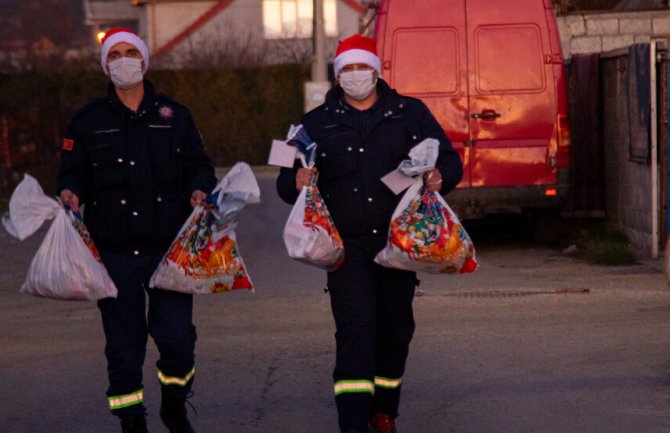 Zaposleni u Glavnom gradu prikupili sredstva za nabavku paketića za 260 djece iz socijalno ugrožnih porodica