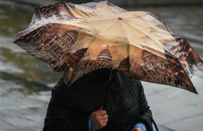 Umjereno do pretežno oblačno, povremeno kiša