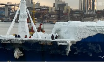 Led okovao brod i automobile (VIDEO)