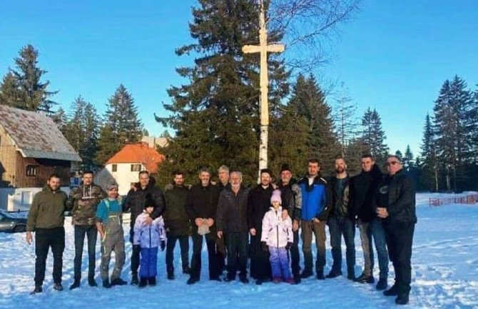Na Žabljaku postavljen krst na mjestu gdje će se graditi hram