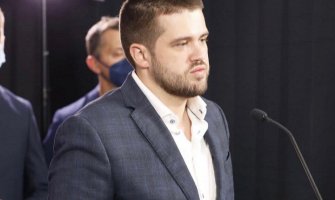 Nikolić: Kad Šešelj pljune to padne na Vučića, Mandića, Krivokapića