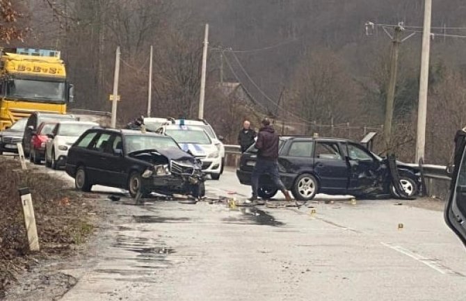 Težak udes u Bijelom Polju, troje povrijeđenih: Jedna osoba upućena na liječenje u KCCG