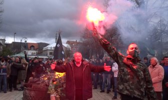 Vjernici CPC naložili Badnjake na Dvorskom trgu na Cetinju(FOTO)