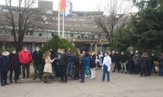 Protest nemedicinskog osoblja ispred KCCG: Ekonomista će imati platu kao medicinska sestra