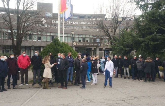 Protest nemedicinskog osoblja ispred KCCG: Ekonomista će imati platu kao medicinska sestra