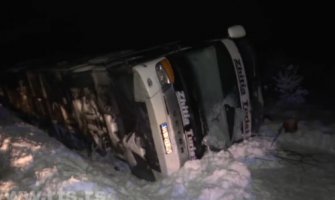 Prevrnuo se autobus kod Kruševca, povrijeđeno 17 osoba