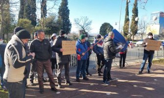 Protest bivših radnika Željezare: Dovedeni smo do pozicije da moramo pružiti otpor svim mogućim sredstvima, pa i najradikalnijim