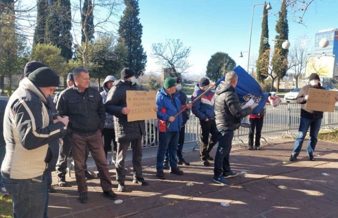 Protest bivših radnika Željezare: Dovedeni smo do pozicije da moramo pružiti otpor svim mogućim sredstvima, pa i najradikalnijim