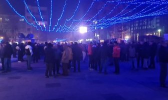 Protesti protiv manjinske vlade: Odlazi Dritane, nema niko pravo da mijenja izbornu volju građana(VIDEO)