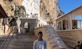 Nakon Australije mir našao u CG: Đoković posjetio manastir Ostrog(FOTO)
