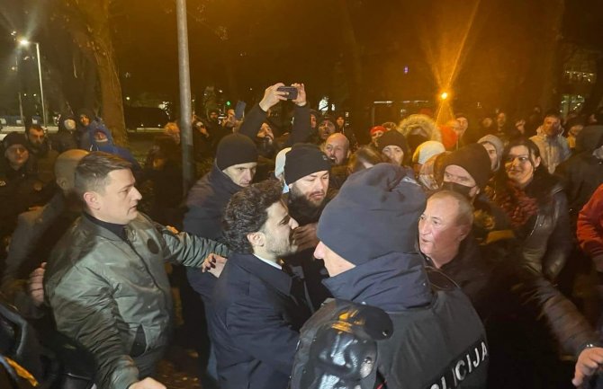 Okupljeni kod zgrade RTCG skandirali Abazoviću 