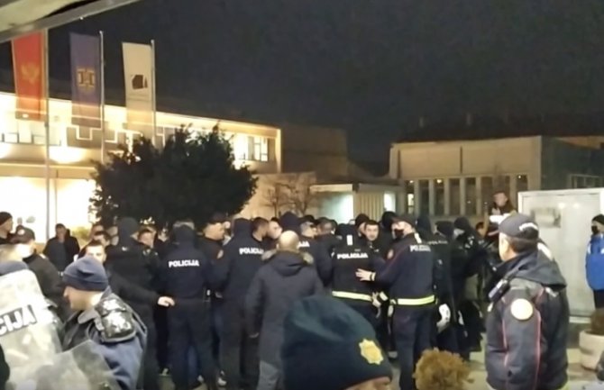 NK: Jedni protestuju drugi podržavaju Bećkovića