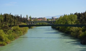 Podgorica: Prolaznik spasio ženu koja je skočila u Moraču