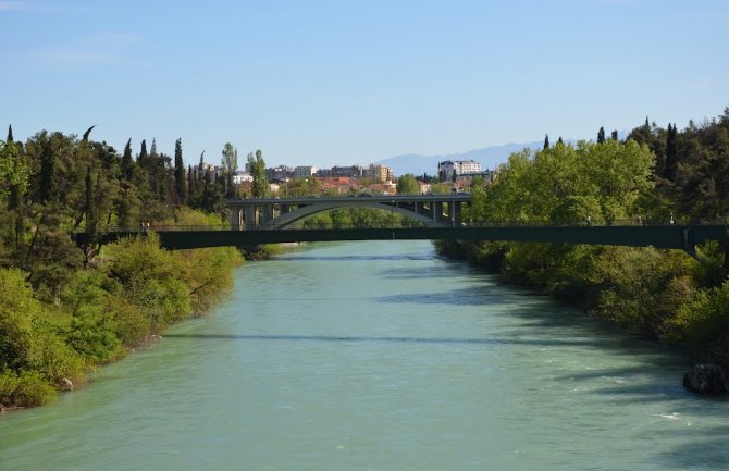 Podgorica: Prolaznik spasio ženu koja je skočila u Moraču