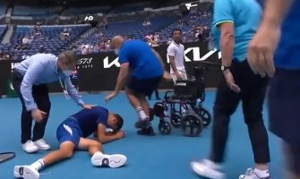 Drama u finalu AO u konkurenciji juniora: Teniser se srušio, ljekari ga iznijeli sa terena (VIDEO)