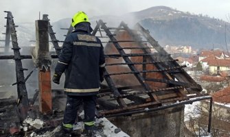 Požar u porodičnoj kući u Bijelom Polju, izgorio krov i tavan (VIDEO)(FOTO)