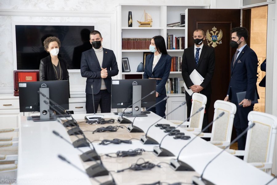 1643809521img4127i1920x1280