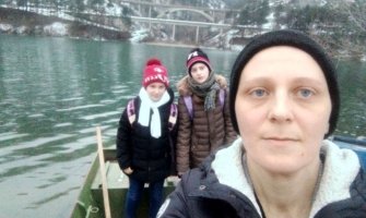 Majka Marina svaki dan ćerke prevozi čamcem preko Lima u školu: Ustaju prije nego što svane, ne znaju da plivaju...