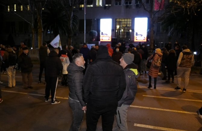 Završen protest ispred Skupštine: Narod će naći nekoga da ih predvodi