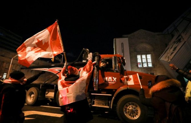 Vozilo uletjelo u masu na proteste protiv kovid mjera u Kanadi