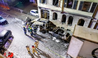 Pijani vozač kamiona prošao kroz crveno, udario u 31 automobil, došlo do eksplozije, stanari evakuisani