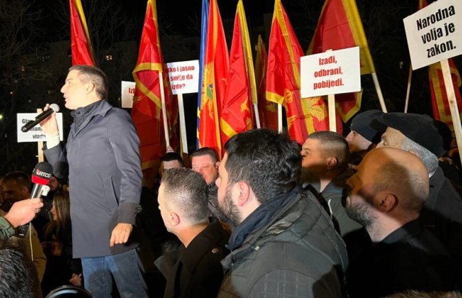 Zašto Bečić koji se kune u crnogorstvo ne organizuje proteste na trgu ili ispred CPC?