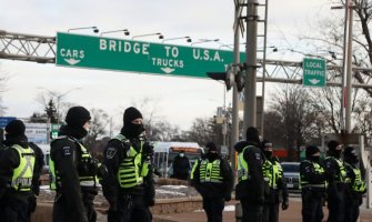 Kanadska policija uklanja demonstrante sa granice sa SAD