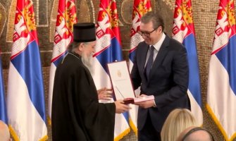 Sveštenik koji je bio osumnjičen za pedofiliju primio orden od Vučića