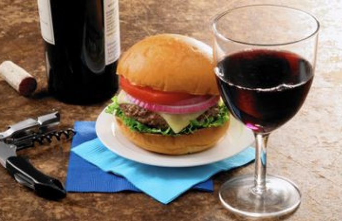 Dvije čaše vina sadrže više kalorija od hamburgera