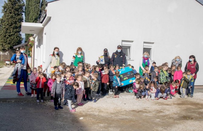 Prvi čas bezbjednosti saobraćaja za mališane iz vrtića u Spužu