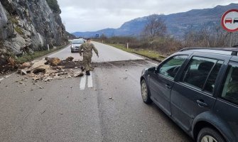 Vojnik uklanjao odron na putu PG-NK: Mi smo jedni drugima snaga i treba da se pomažemo