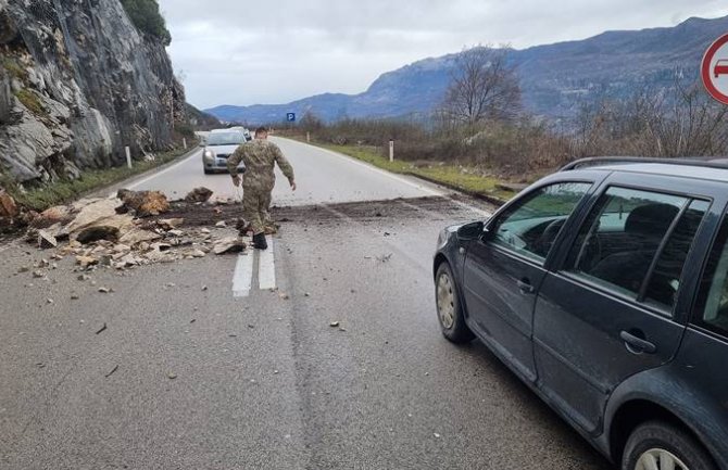 Vojnik uklanjao odron na putu PG-NK: Mi smo jedni drugima snaga i treba da se pomažemo