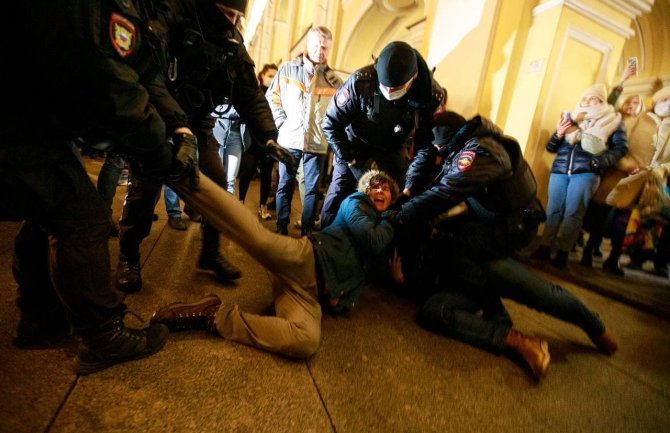 Širom Rusije protestuju protiv rata uprkos zabrani policije, hapšenja u toku(VIDEO)