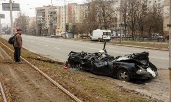 Kijev: Rusko oklopno vozilo prešlo preko auta, vozač čudom izvučen živ(VIDEO)