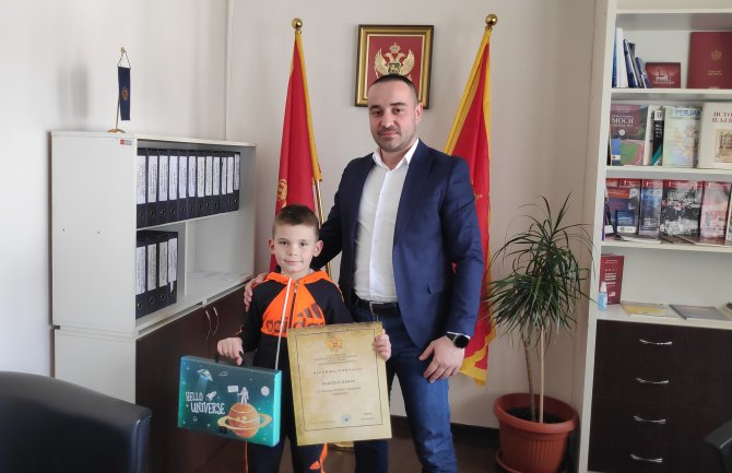 Dario iz Pljevlja dobio diplomu za iskazanu hrabrost, humanost i drugarstvo