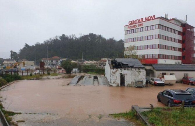 Brojni problemi u Herceg Novom usled nevremena, izlili se potoci, potopljeni podrumi