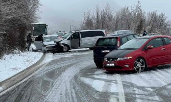 Udes na putu Cetinje - Budva: Učestvovala četiri vozila, dvije osobe povrijeđene