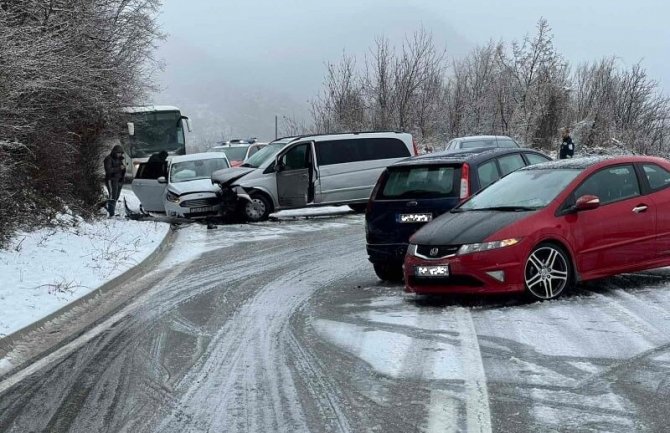 Udes na putu Cetinje - Budva: Učestvovala četiri vozila, dvije osobe povrijeđene