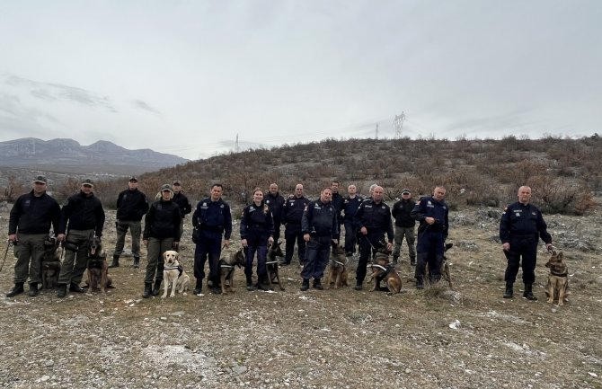 Uspješno sprovedena obuka vodiča službenih pasa